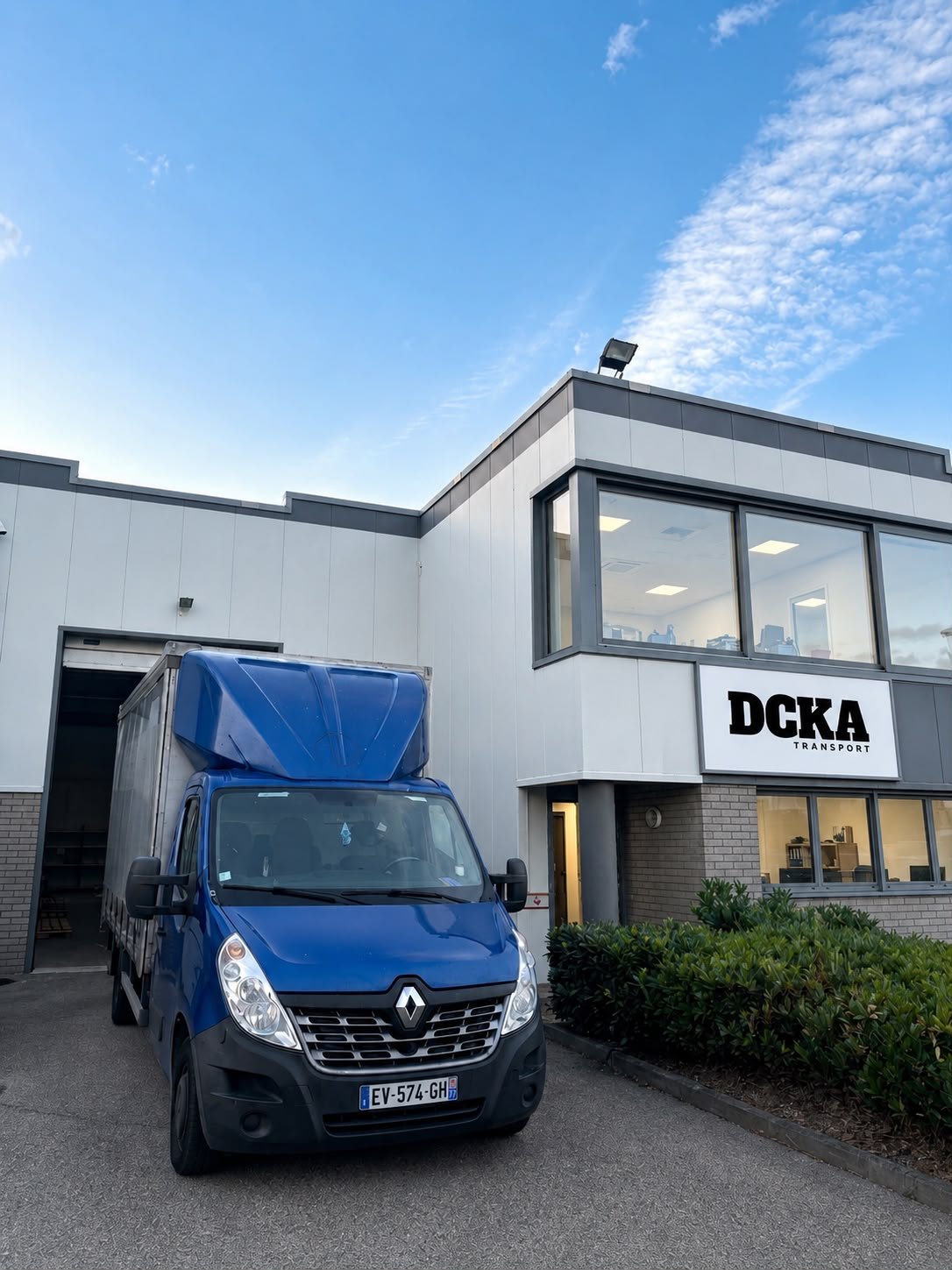 Utilitaire DCKA Transport devant le dépôt de l'entreprise en Île-de-France